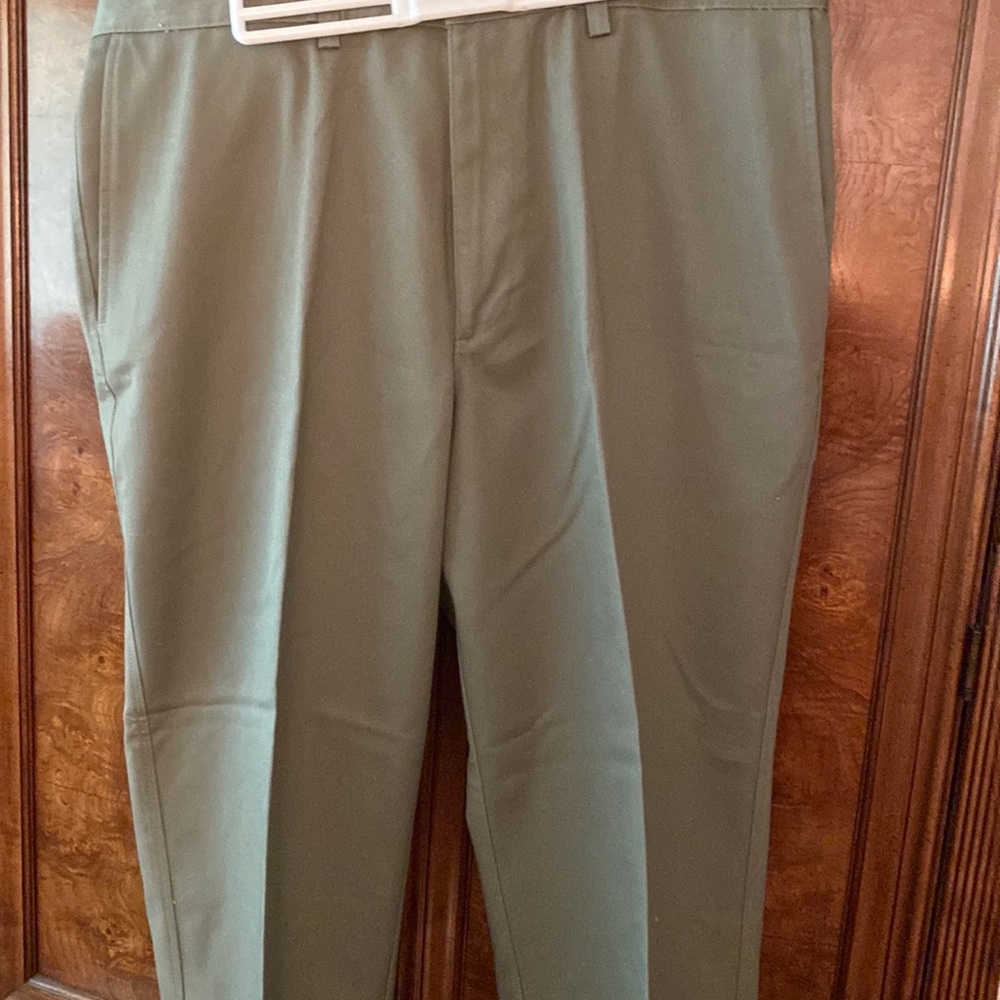 Olive Men’s khakis. Flat front. 38x29